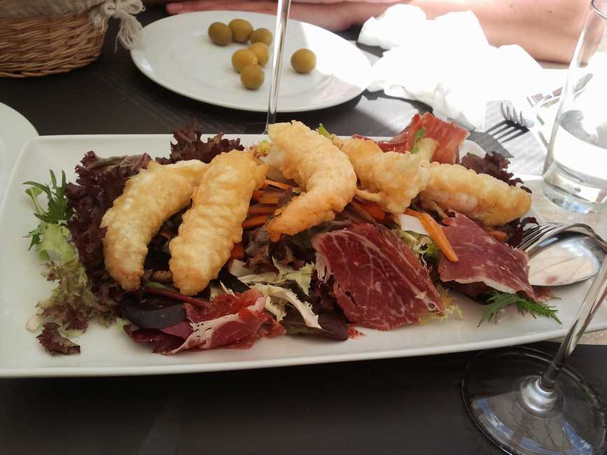Restaurante en Palma de Mallorca Ensalada de jamón y langostinos en tempura